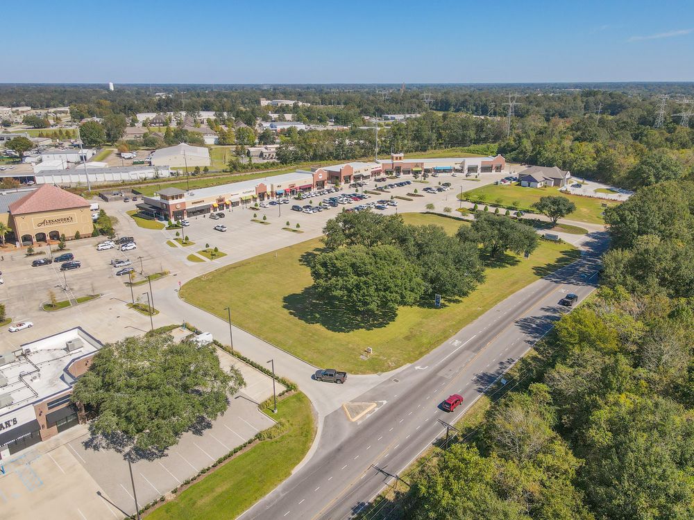 Highland Park Marketplace: 18300-18400 Old Perkins Road East, Baton Rouge, LA 70810